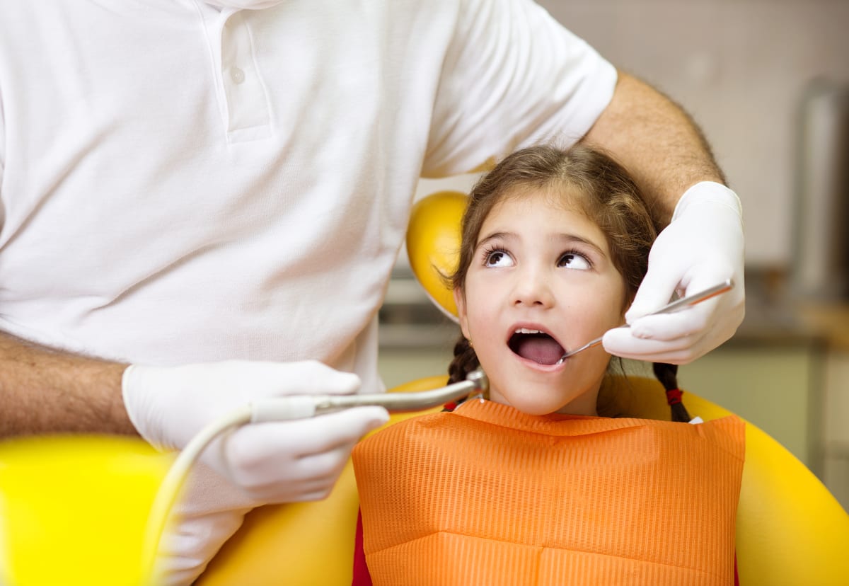 Счастливый ребенок у стоматолога